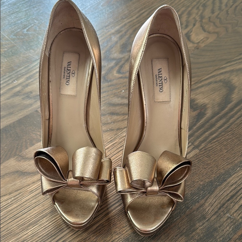 Valentino Gold Elegant Bow Heels